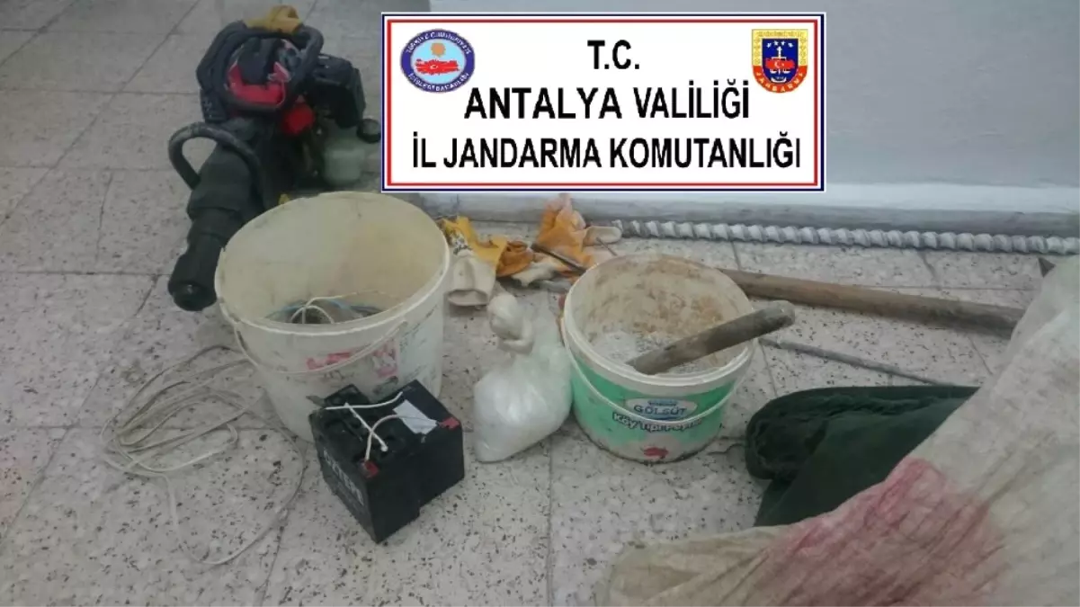 Demre\'de Kaçak Kazıya Suçüstü: 6 Gözaltı