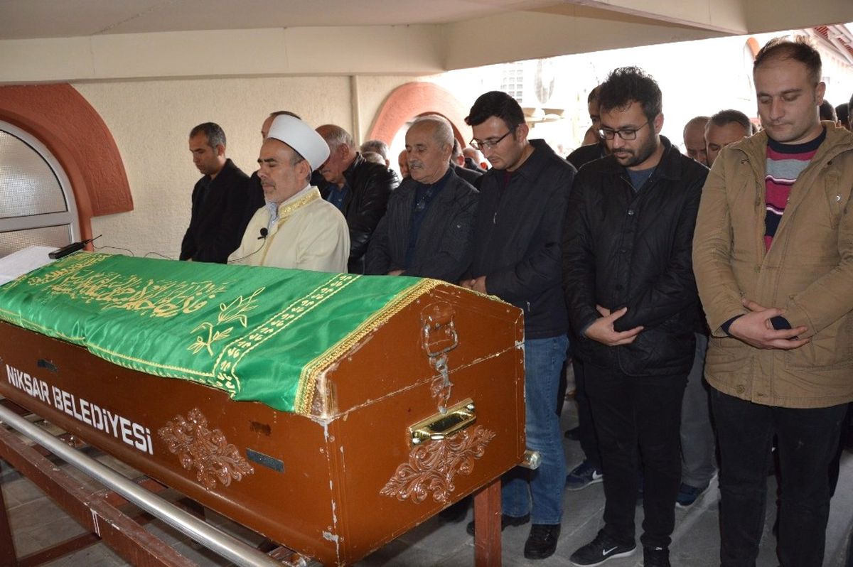 Eşini Öldürüp İntihar Eden Polis Memuru Toprağa Verildi