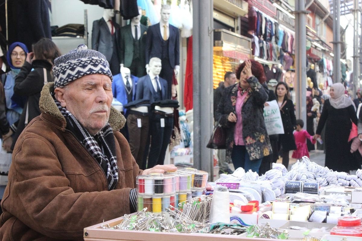 Gözleri Görmeden Tek Başına 60 Yıldır Esnaflık Yapıyor