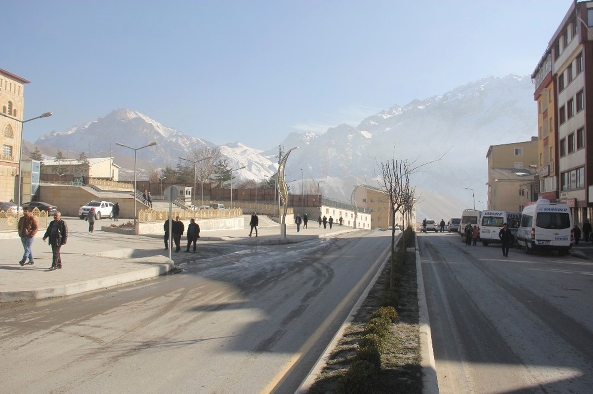 Hakkari Halkı Cumhurbaşkanı Erdoğan\'ın Yolunu Gözlüyor