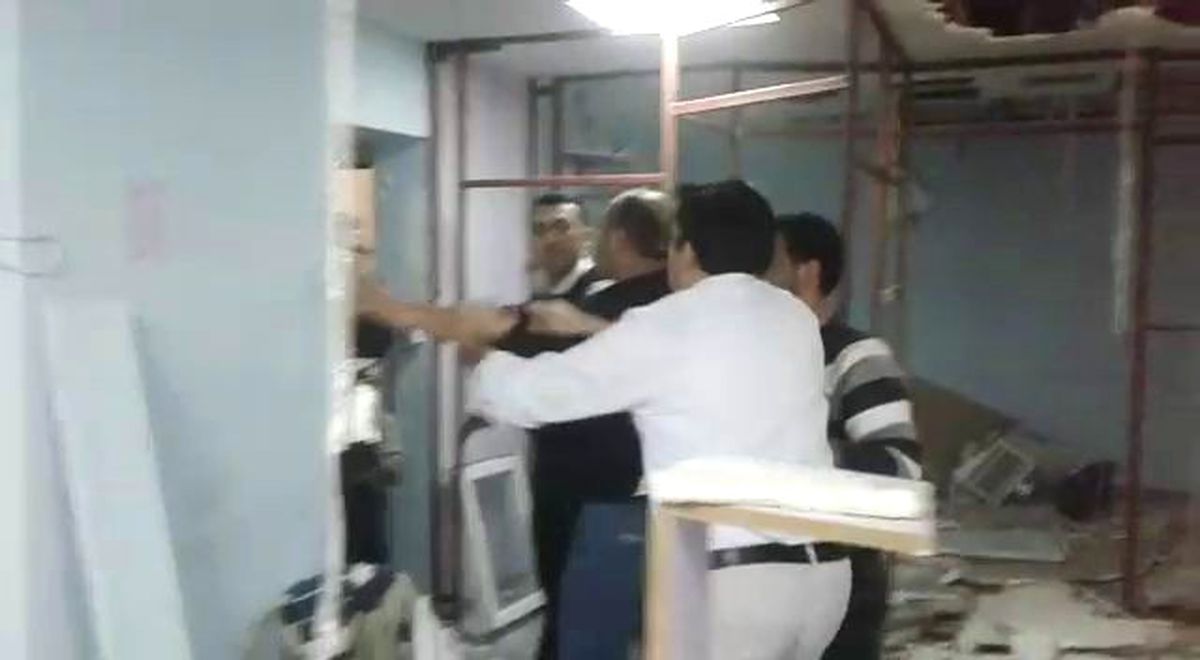 Hastane Odasını Kırıp Dökerek Cihazlarını Götürdüler