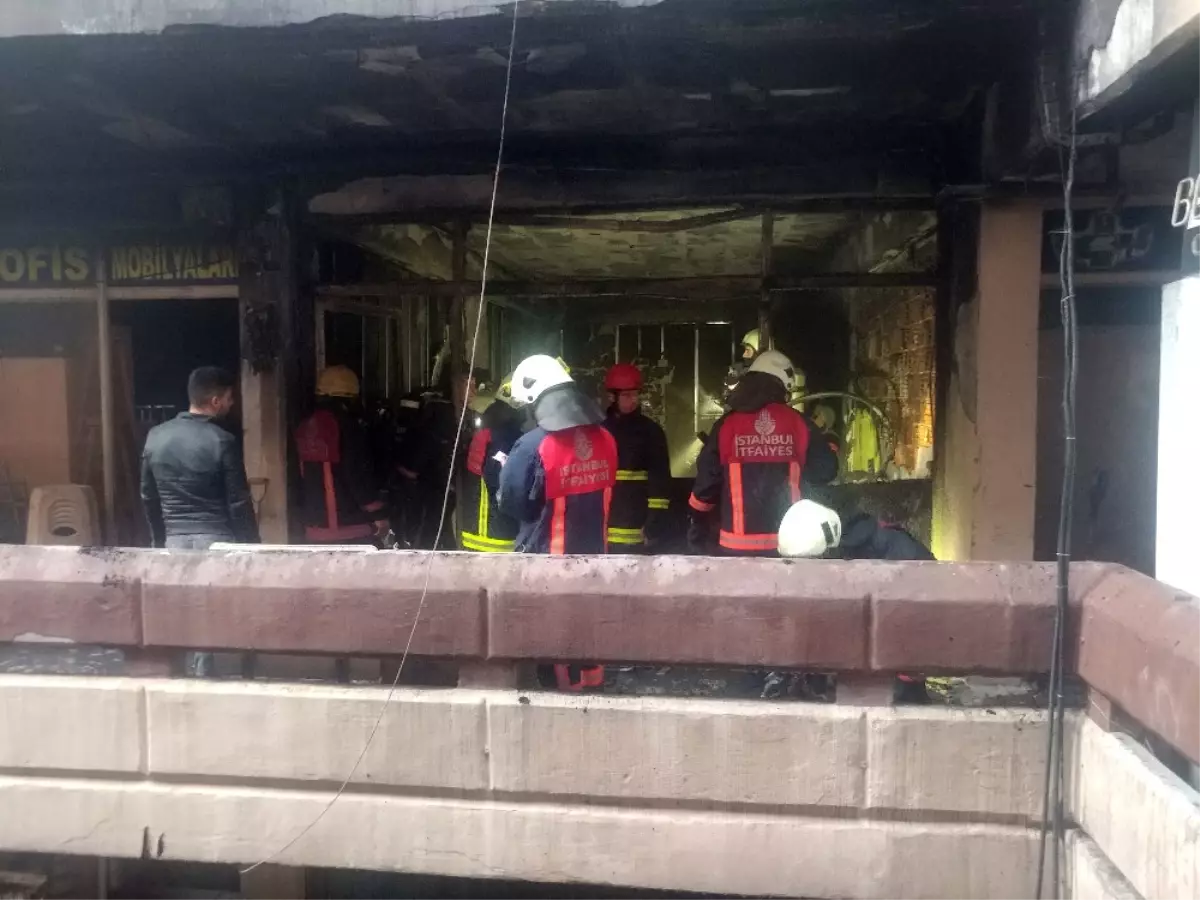 Topkapı\'da Çıkan Yangın Paniğe Neden Oldu