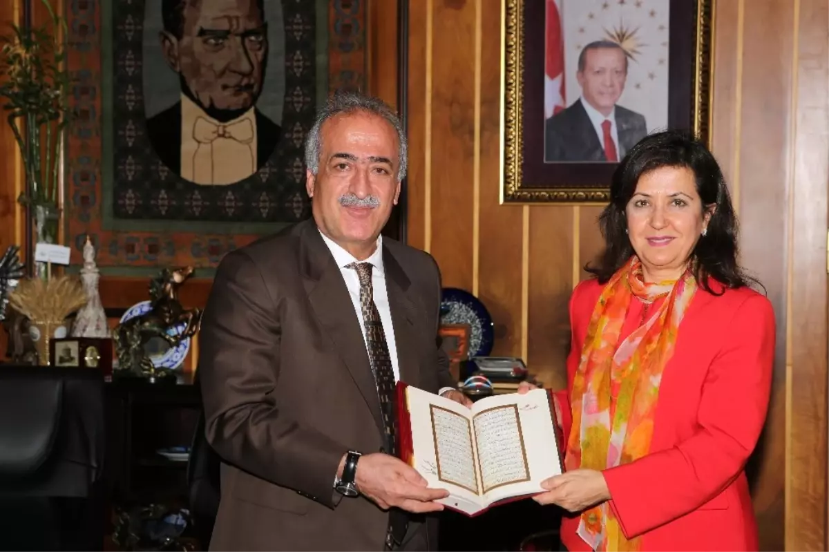 İzmir Demokrasi Üniversitesi Rektörü Bedriye Tunçsiper, Rektör Çomaklı\'yı Ziyaret Etti