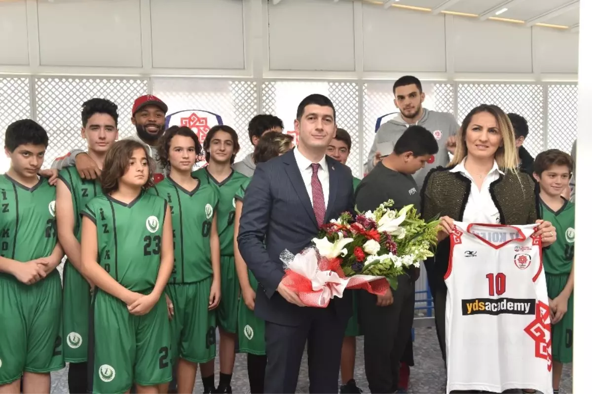 Kolej Öğrencileri Karesispor\'u Ağırladı