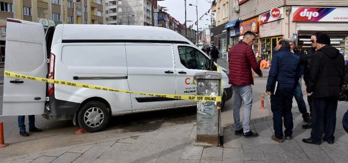 Lastiğini Bıçakla Patlattıkları Minibüsten 100 Bin Lira Çaldılar