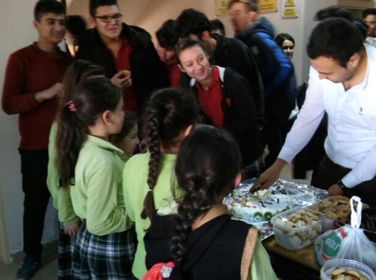 Miniklerden Lise Öğrencilerine Yerli Malı İkramı