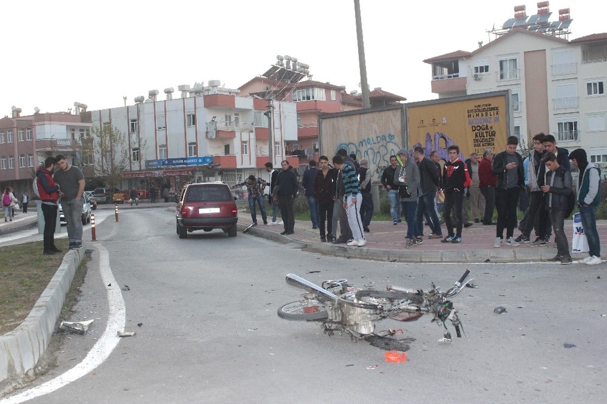 Otomobile Çarpan Motosiklet Sürücüsü Ağır Yaralandı