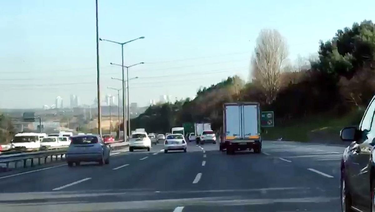 Trafikte Makas Atarak İlerleyen Kamyonet Sürücüsü Kamerada