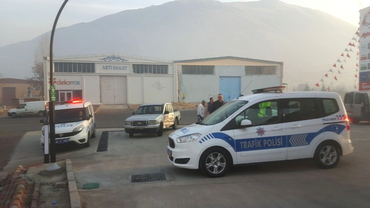 Pikap ile Çarpışan Otomobil, Benzinlik Pompasına 5 Metre Kala Durabildi