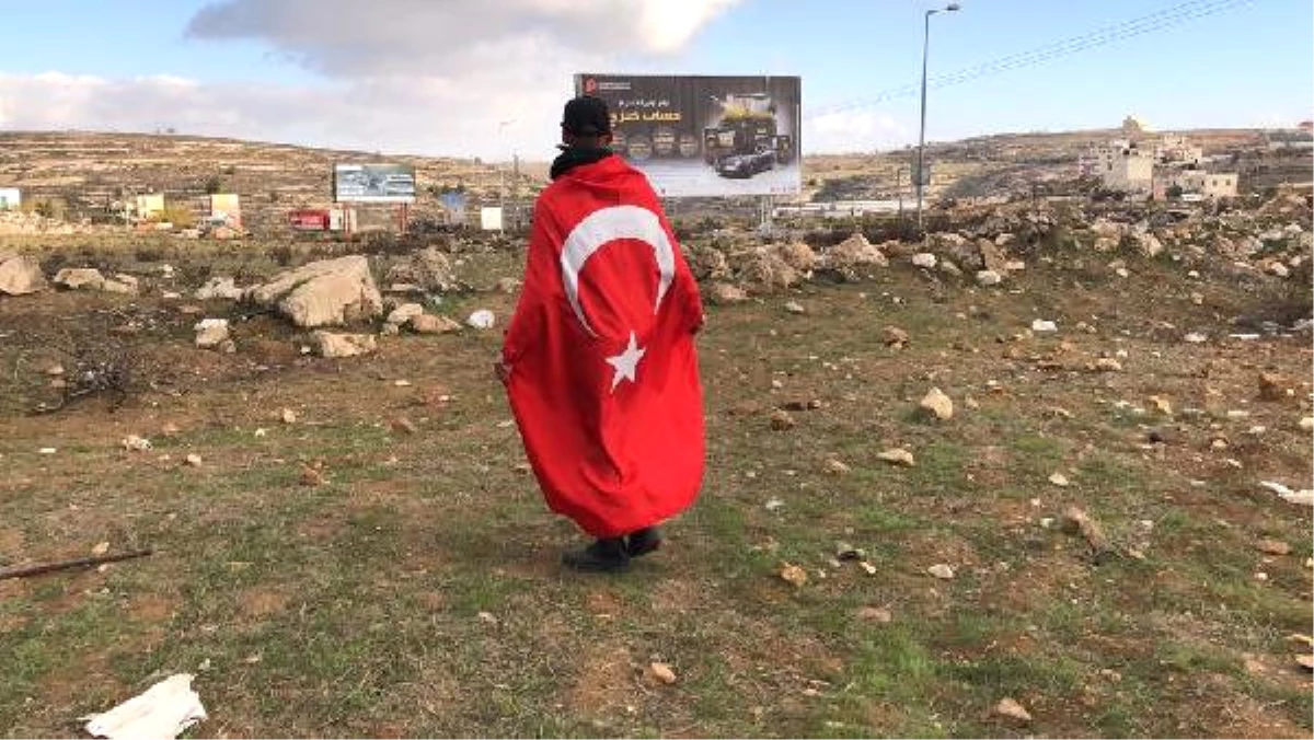 Ramallah\'ta Büyük Bir Türk Bayrağı Taşıyan Filistinli İsrail Polisine Meydan Okudu