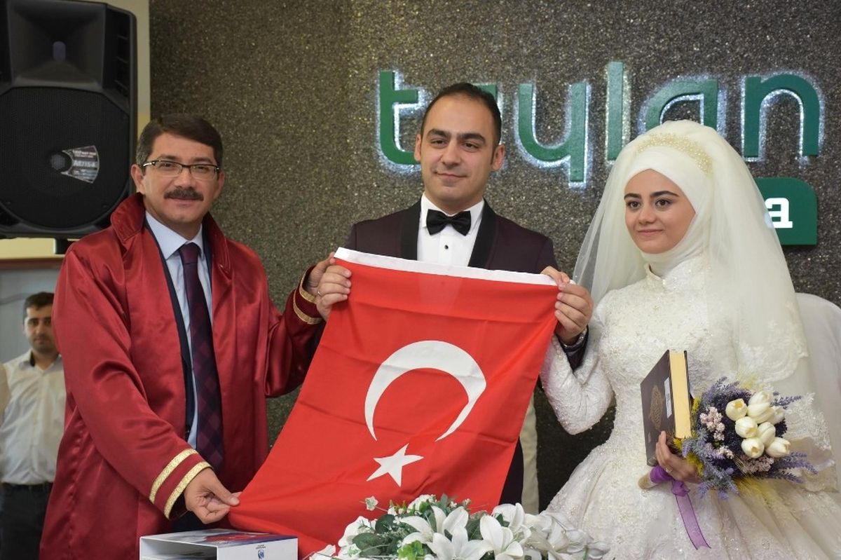 Şehzadeler\'de Bin 300 Çift Dünya Evine Girdi