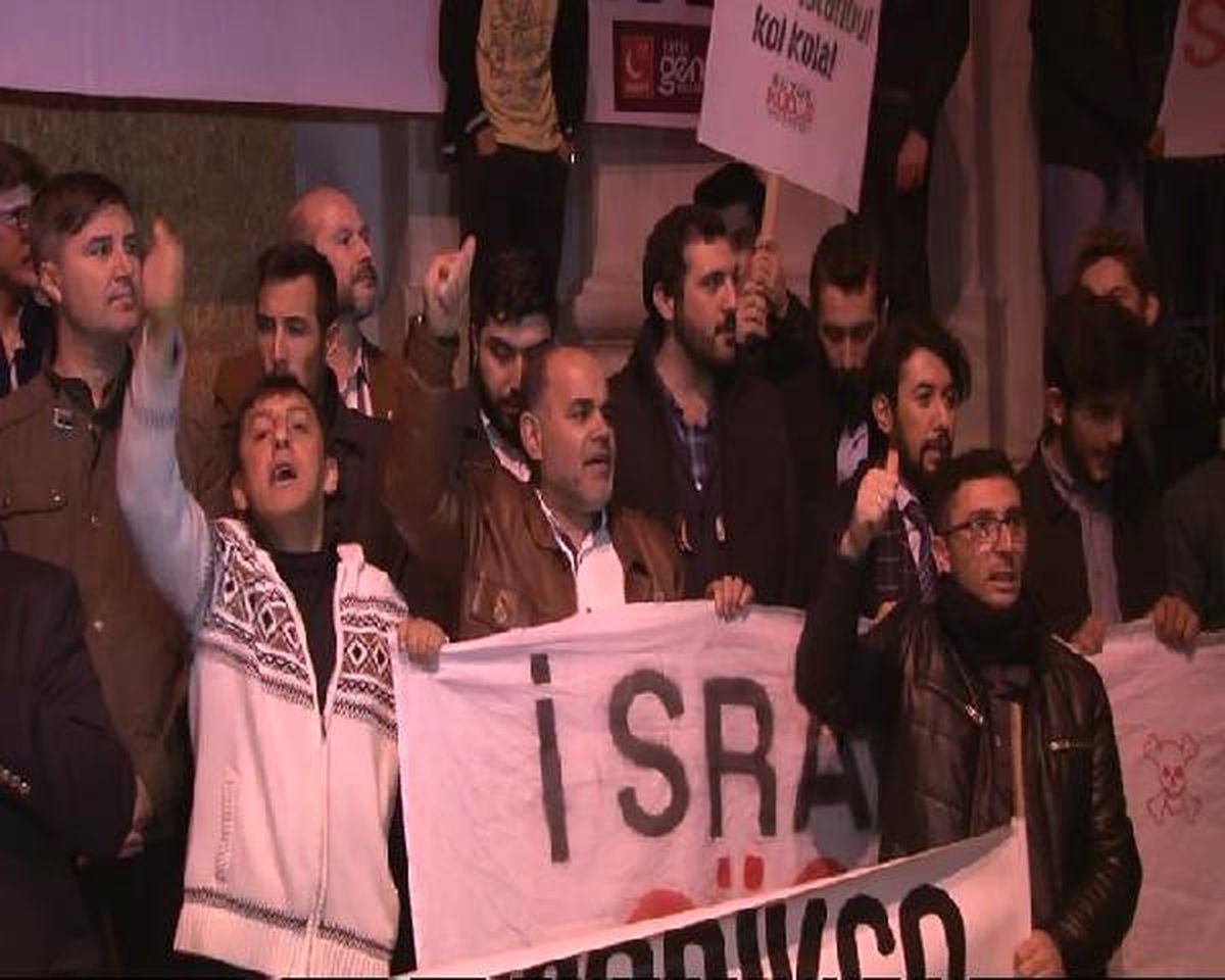 Sultan 2. Abdulhamid Han\'ın Kabri Önünde İit\'nin Aldığı "Doğu Kudüs" Kararı Protestosu