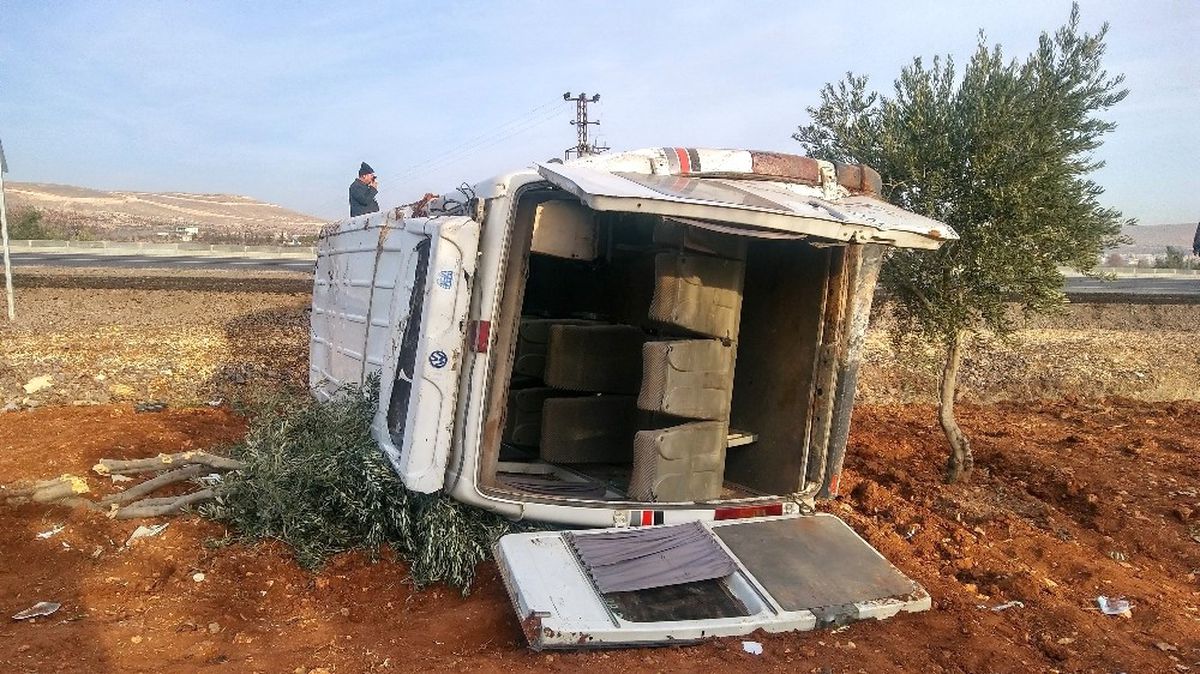 Suriyeli Zeytin İşçilerini Taşıyan Minibüs Takla Attı: 15 Yaralı