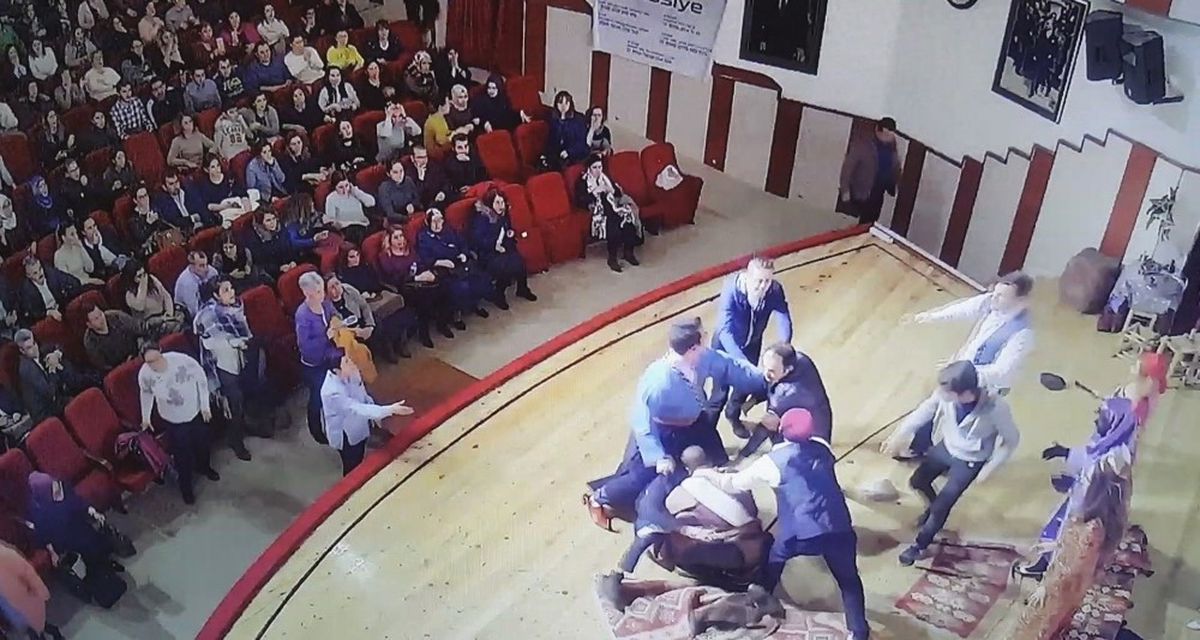 Tiyatro Oyuncusuna Sahnede Dayak