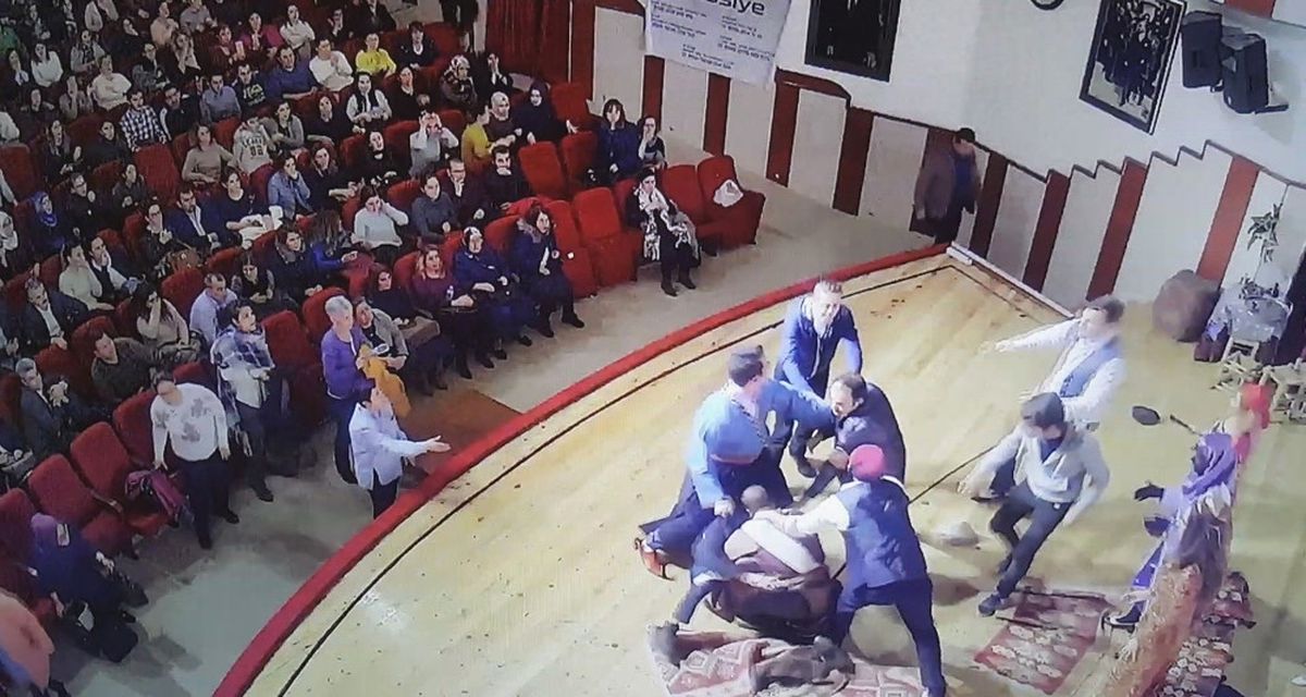 Tiyatro Oyuncusuna Sahnede Dayak