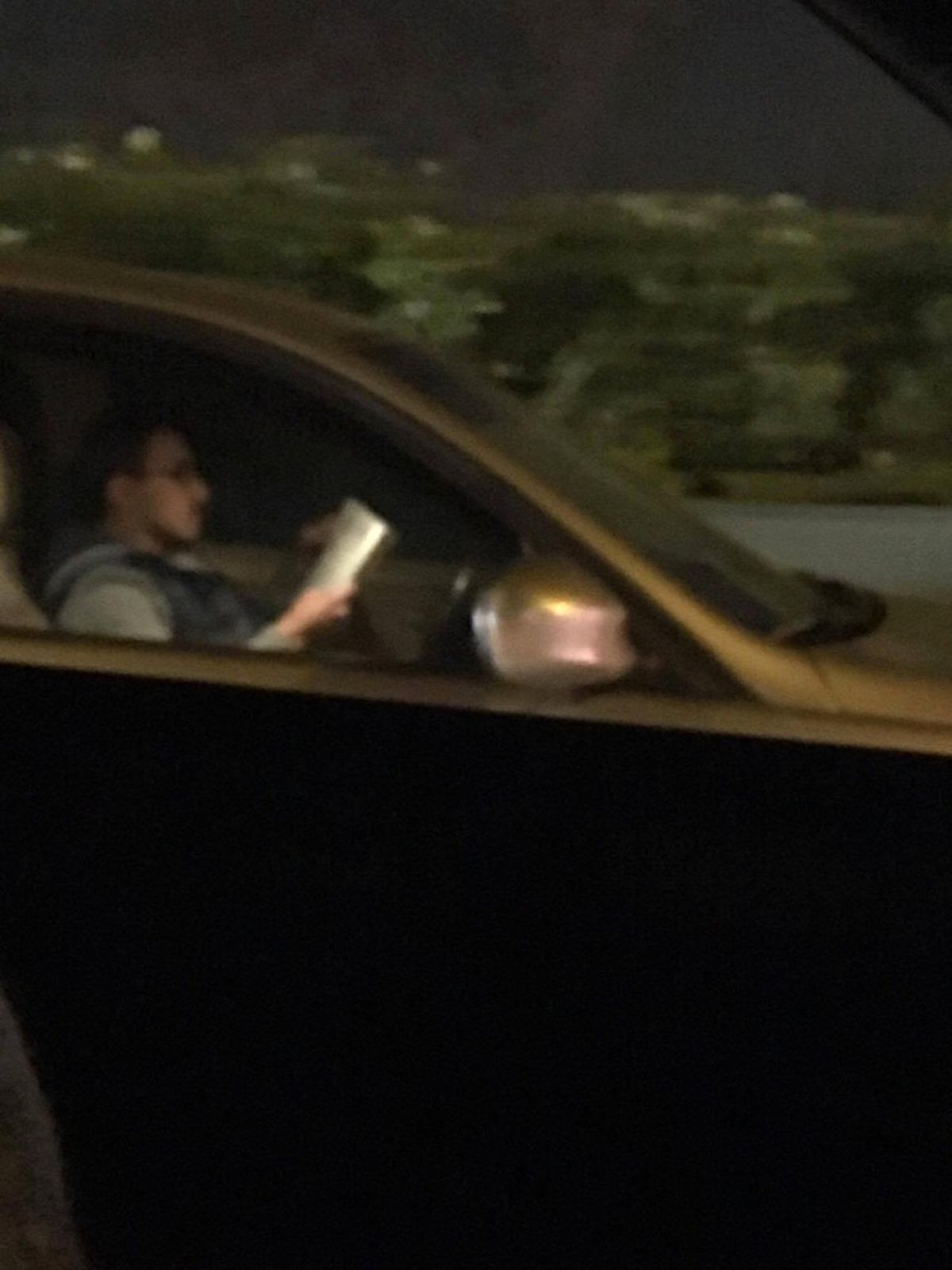 Trafikte Hem Araç Kullandı Hem de Kitap Okudu