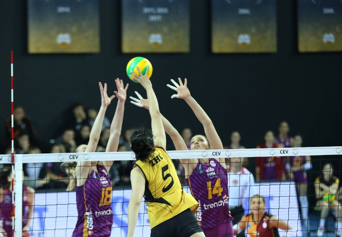 Vakıfbank, Şampiyonlar Ligi\'ne Derbi Galibiyetiyle Başladı