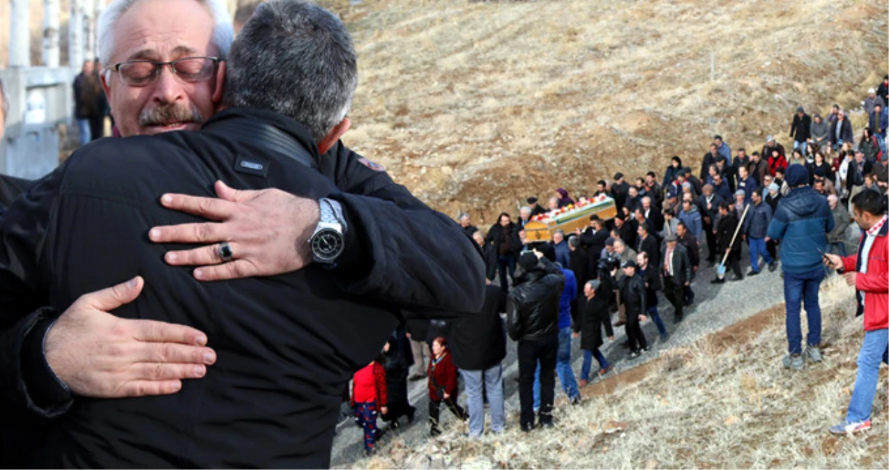 Vasiyeti Yerine Getirilen Halk Ozanı Ali Kızıltuğ, Toprağa Verildi