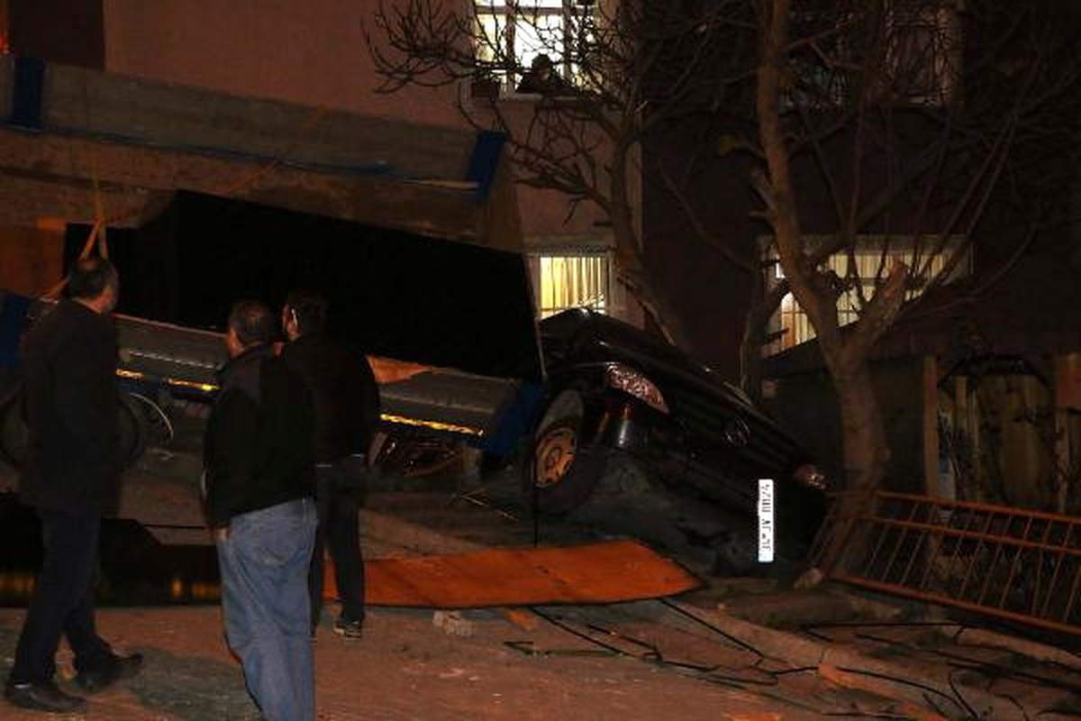 Yokuş Aşağı Kayan Tır 4 Araca Çarpıp Yan Yattı