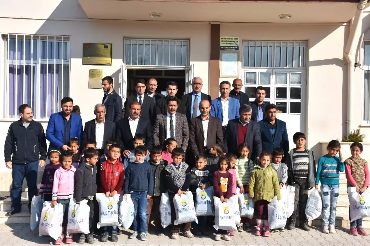 Adıyamanlılar Vakfından Depremzede Öğrencilere Giysi Yardımı