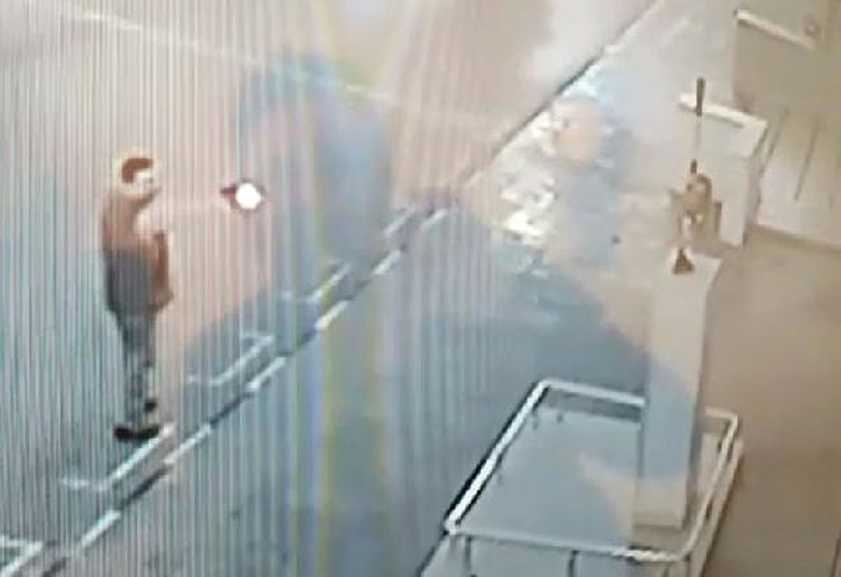Atatürk Büstlerine Tabancayla Saldırı Anları Güvenlik Kamerasında