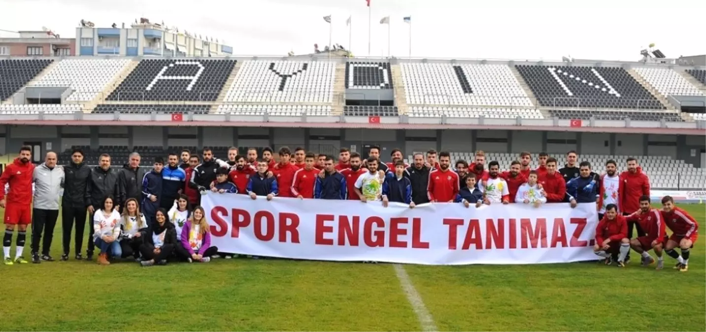 Aydınspor 1923\'lü Futbolcular Engelli Çocuklarla Maç Yaptı