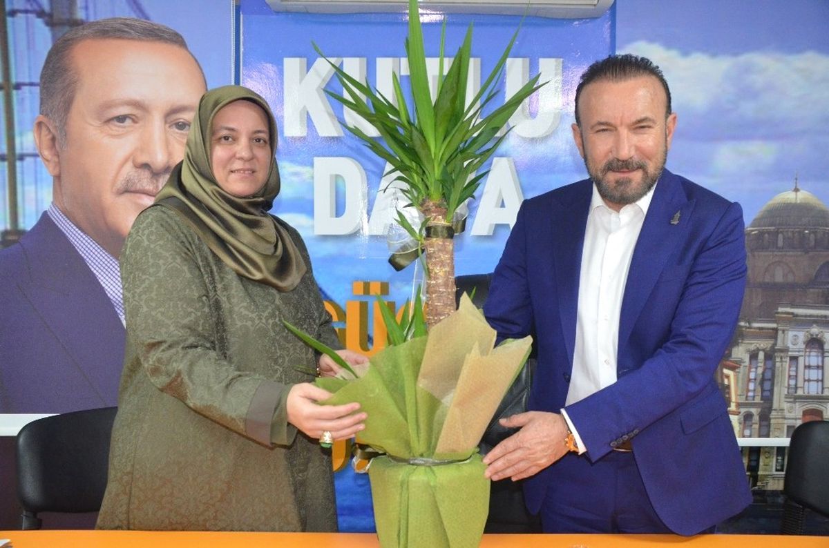 Başkan Doğan\'dan AK Parti İzmit İlçe Kadın Kolları\'na Ziyaret