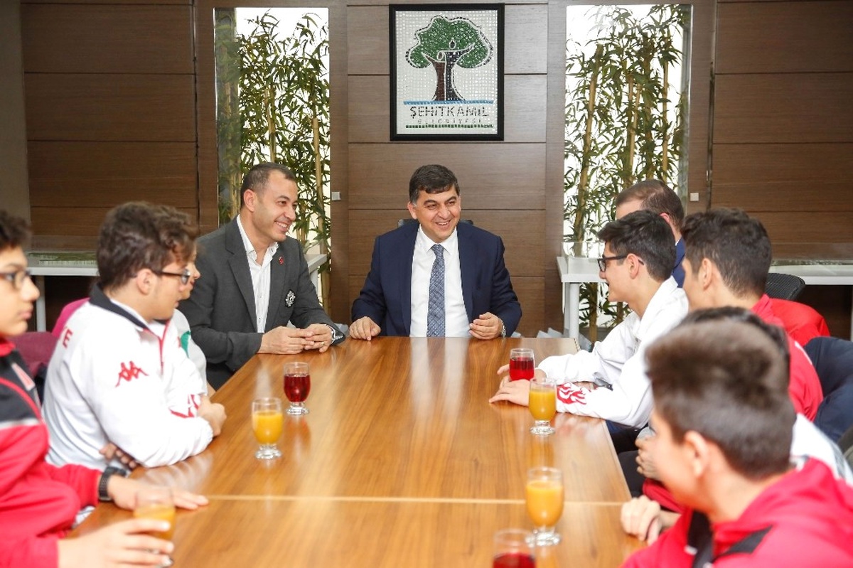 Belediye Başkanı Rıdvan Fadıloğlu, Milli Sporcuları Ağırladı
