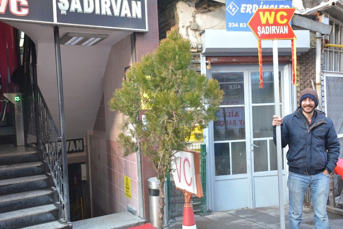 Bu Adamı Gören Tuvalete Gidiyor