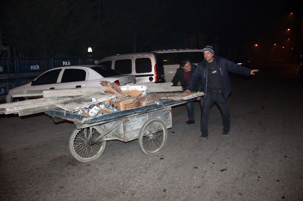 Çaldıkları İnşaat Malzemeleriyle Kaçarken Yakalandılar