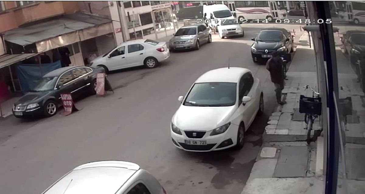 Çaldıkları Parayı Harcayamadan Yakalanan Hırsızlar Güvenlik Kamerasında