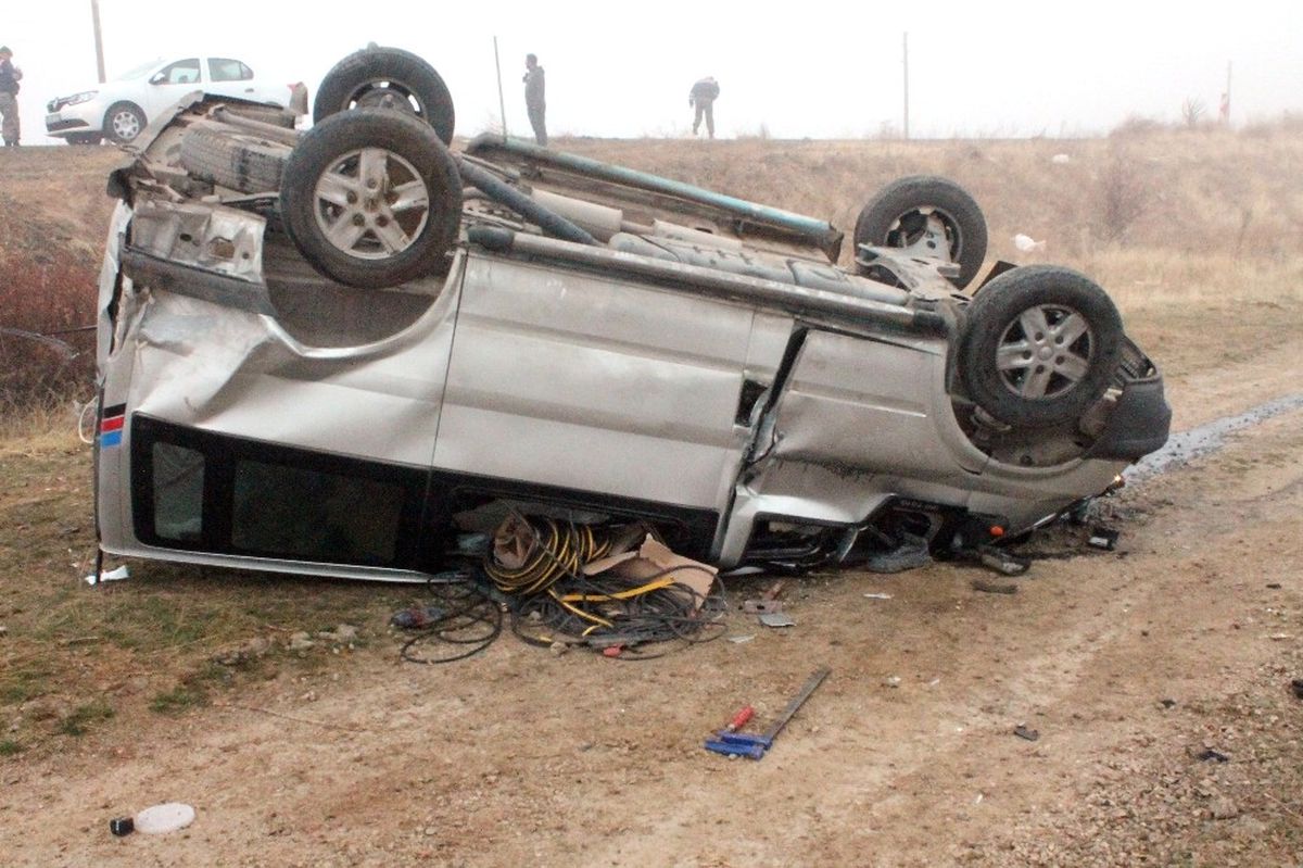 Elazığ\'da Minibüs Şarampole Yuvarlandı: 3 Yaralı