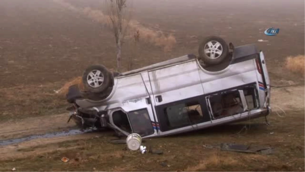Elazığ\'da Minibüs Şarampole Yuvarlandı: 3 Yaralı
