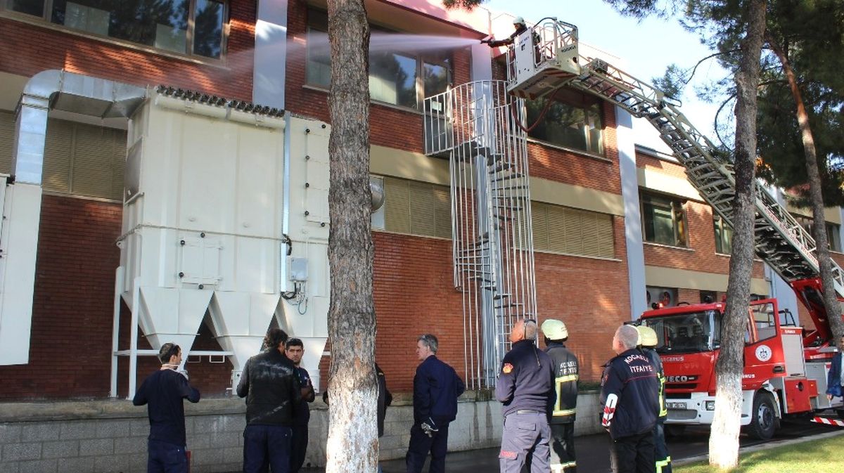 Fabrikadaki Küçük Çaplı Yangın Korkuttu