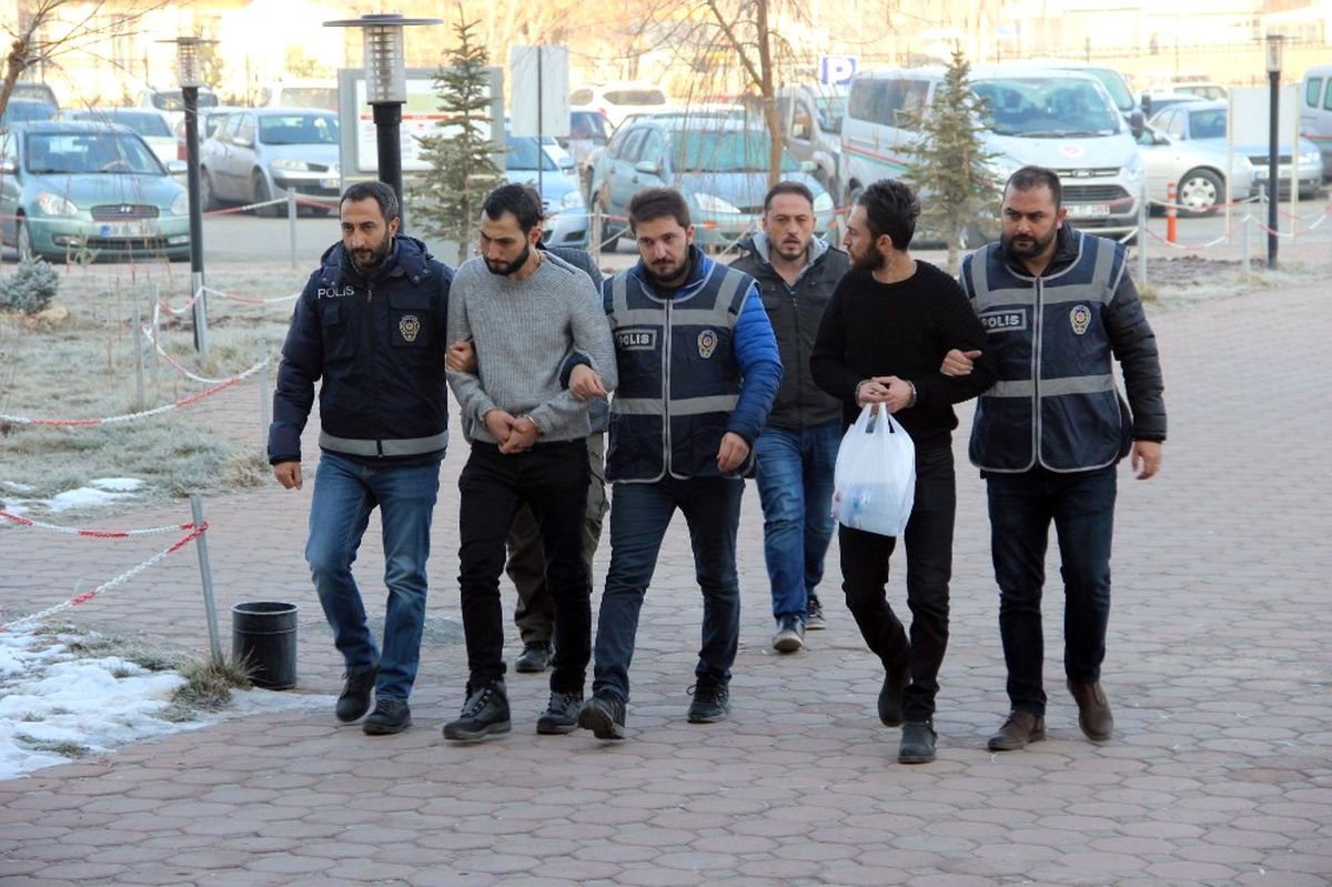 Hırsızlar Parayı Harcayamadan Yakalandı