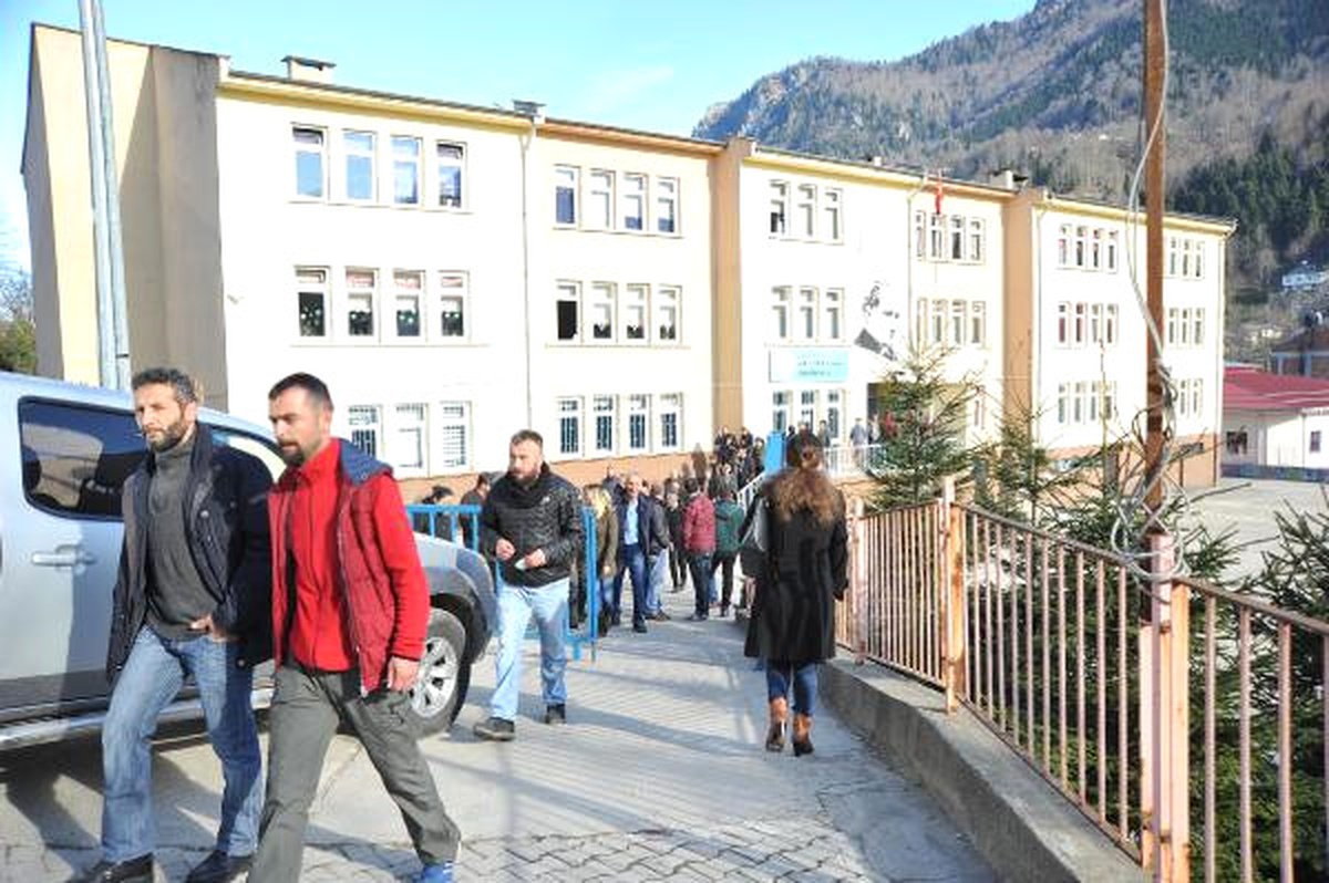 İlkokulda Kız Öğrencisine Taciz Ettiği İddia Edilen Öğretmen Tutuklandı, Veliler Olaya Tepki...