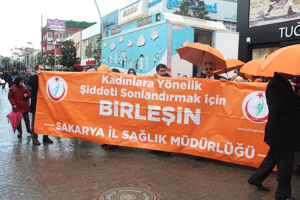 Kadına Şiddete Dikkat Çekmek İçin Turuncu Şemsiyelerle Yürüdüler