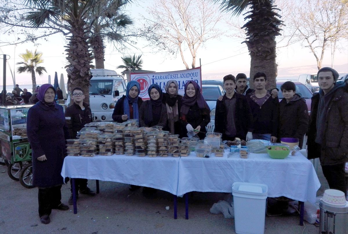Karamürsel\'de İmam Hatip Lisesi Öğrencilerinden Kermes