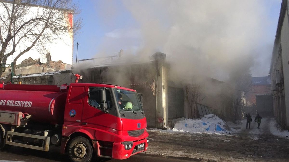 Kars\'ta, Metruk Bina Ateşe Verildi