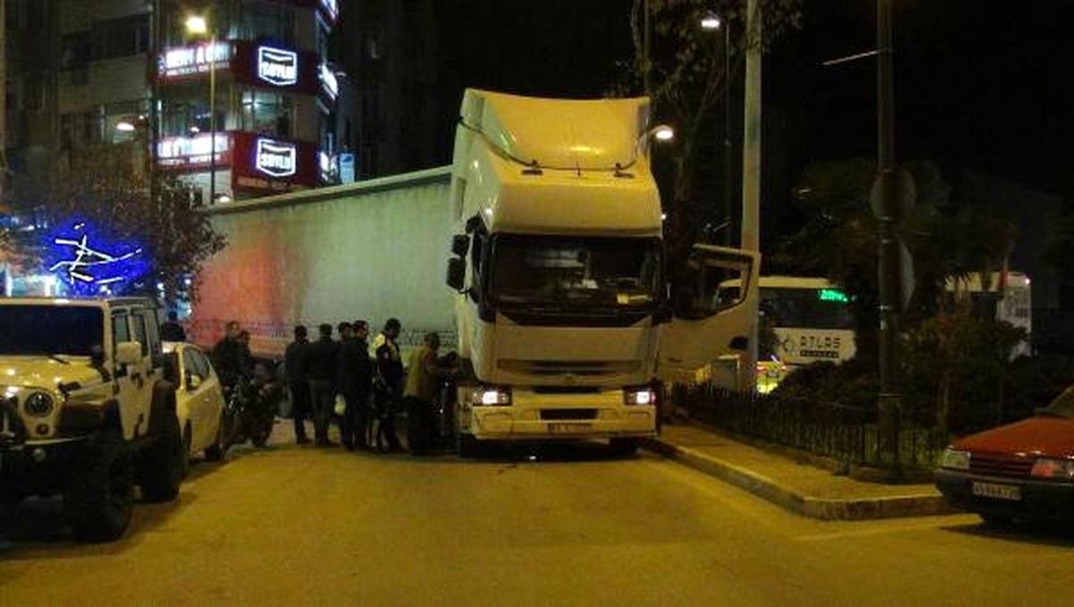 Kavşakta Yakıtı Biten Tır, Ulaşımda Aksamaya Neden Oldu