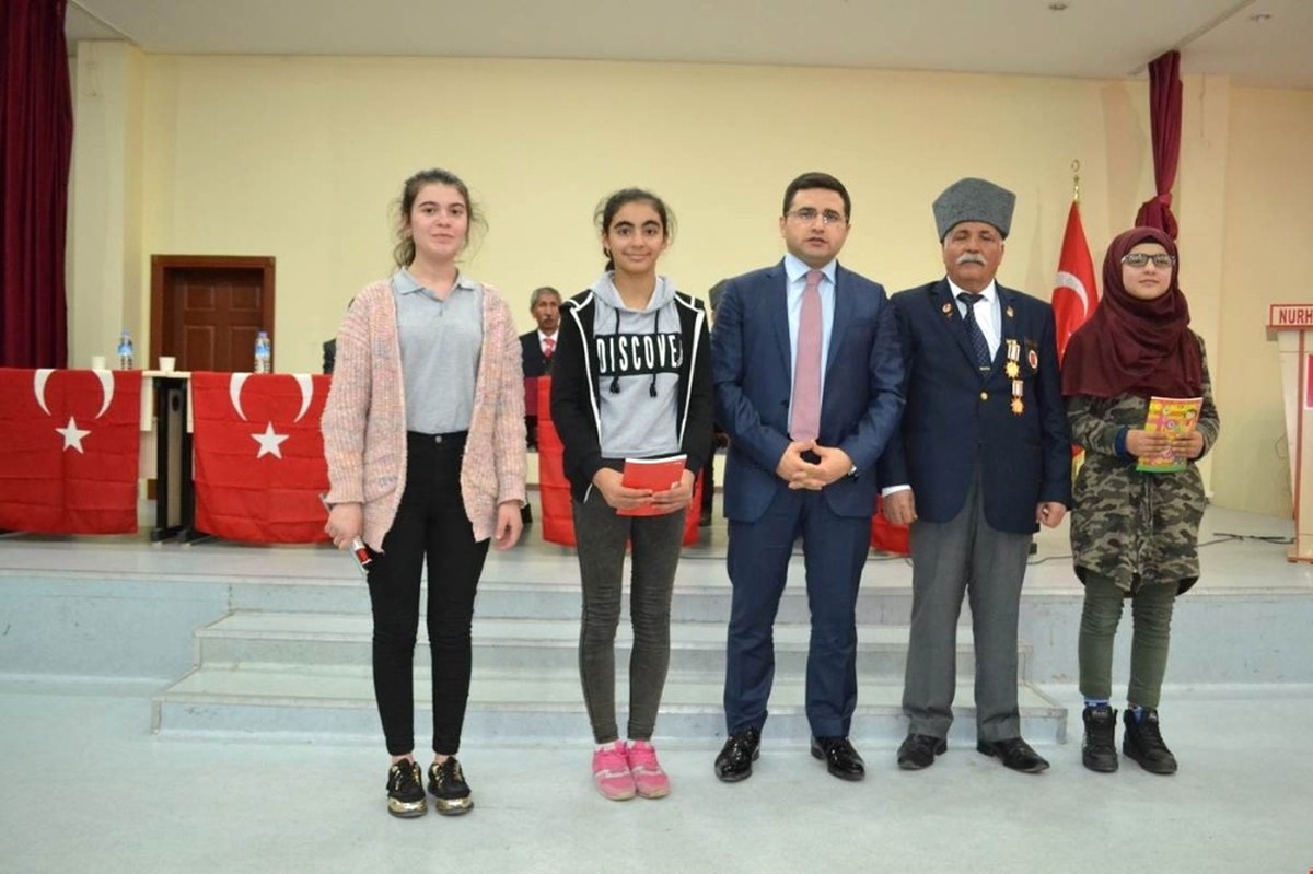 Kıbrıs Gazisi, Gazilik Maaşıyla Öğrencilere Kırtasiye Malzemesi Dağıttı