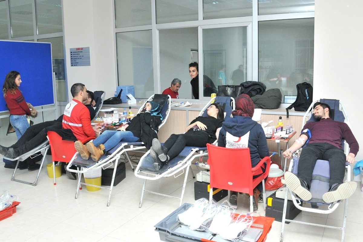 Kmü"Den Kızılay\'a 300 Ünite Kan Bağışlandı