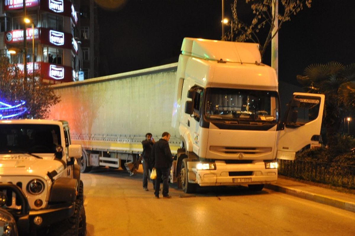 Mazotu Biten Tır Trafiği Alt Üst Etti