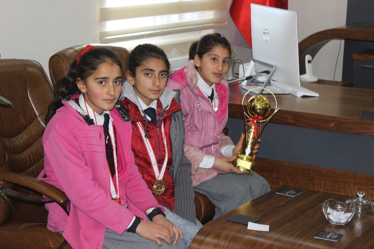 Müdür Aksoy, Hentbolcu Kızları Kabul Etti