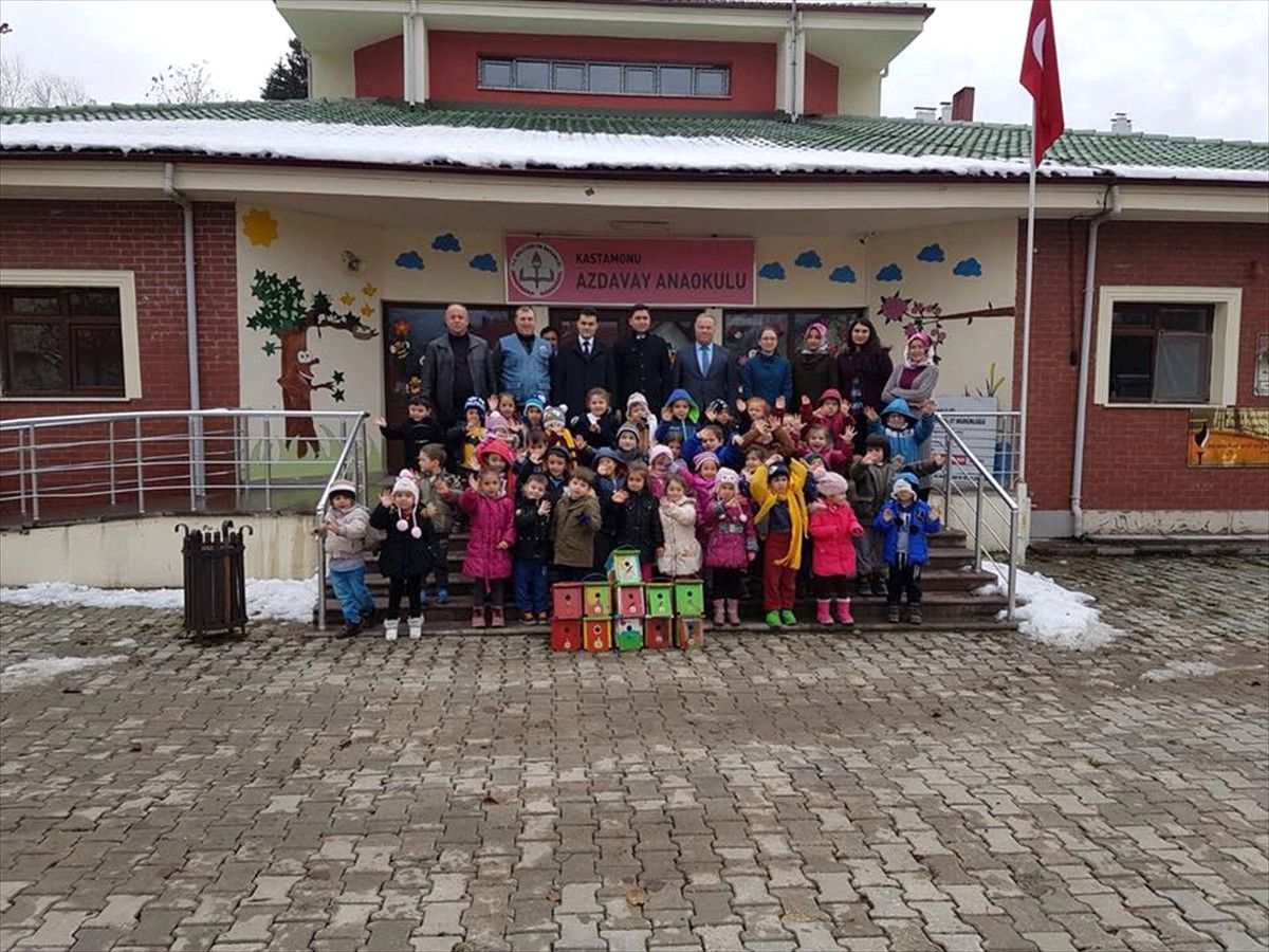 Öğrenciler Kuş Evlerini Boyadı