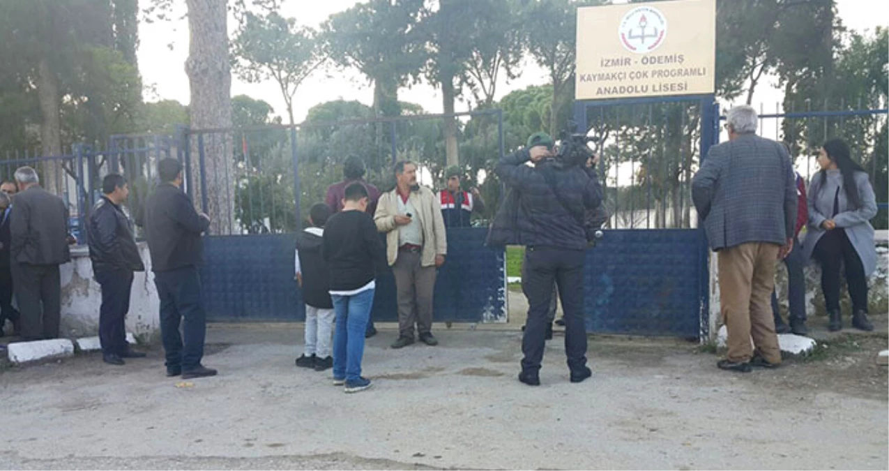 İki Öğrenci, Veli Toplantısı Öncesi Okul Müdürünü Tüfekle Vurarak Öldürdü