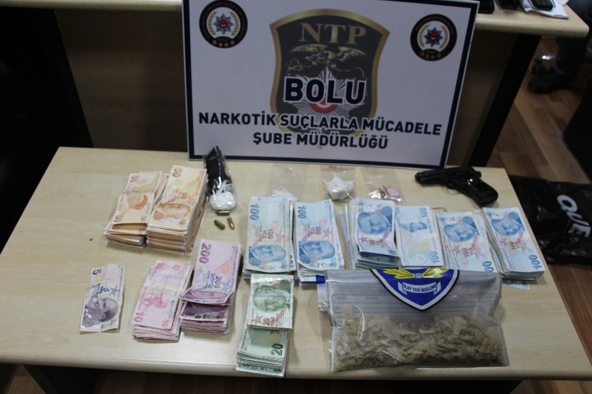 Otomobilin Paspasındaki Beyaz Tozdan Şüphelenen Polis, 173 Gram Kokain Ele Geçirdi