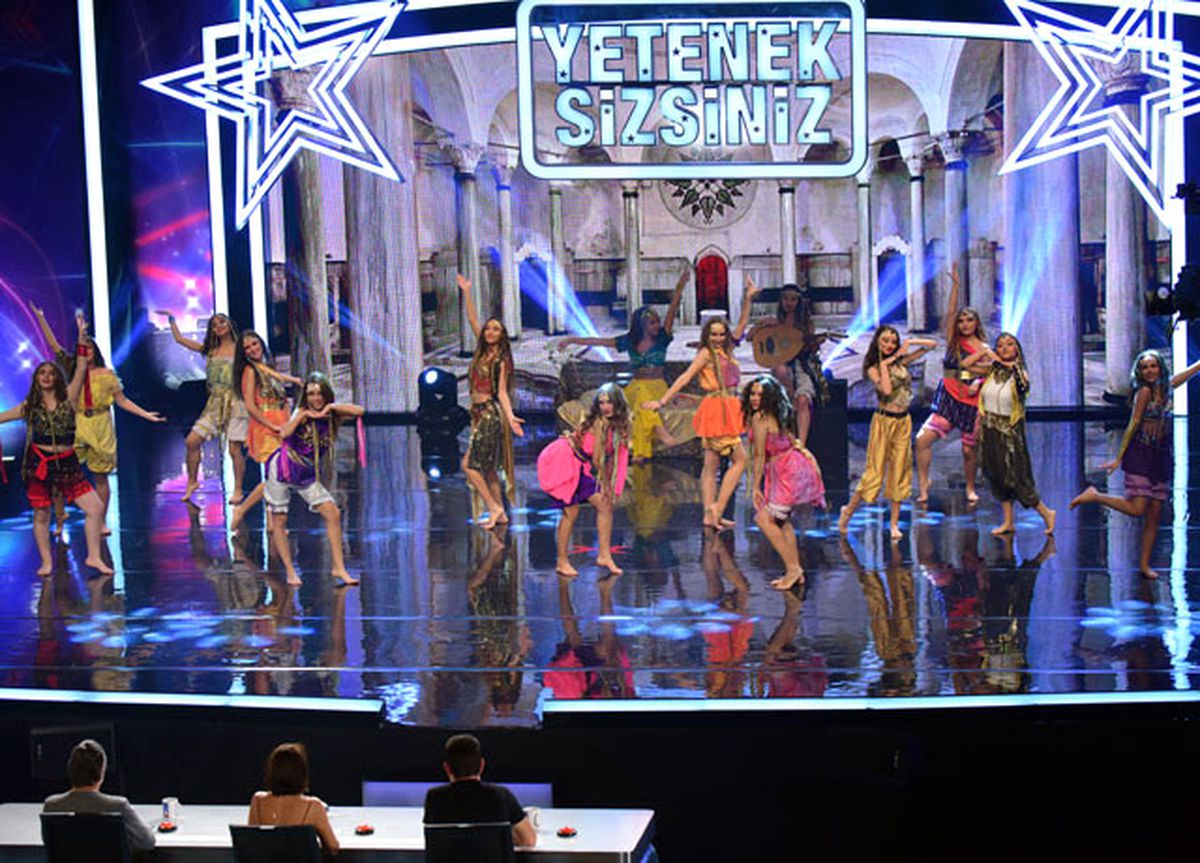 Ottoman Tiyatral Danslar Grubu Dans Performansı