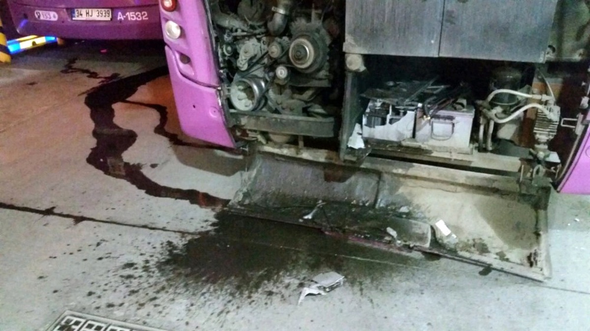 Benzin İstasyonunda Aküsü Patlayan Halk Otobüsü Paniğe Neden Oldu