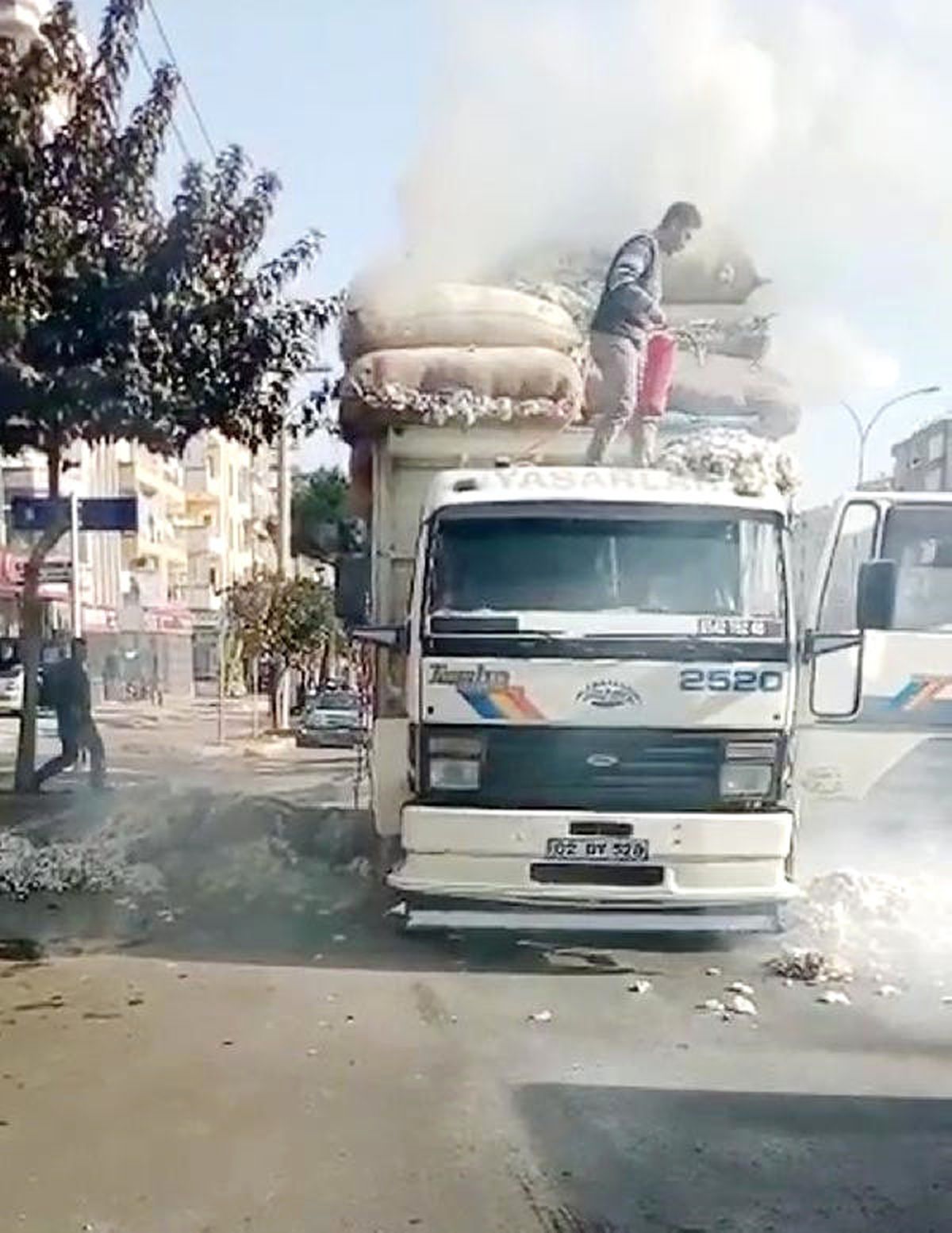 Şanlıurfa\'da Pamuk Yüklü Kamyonda Yangın